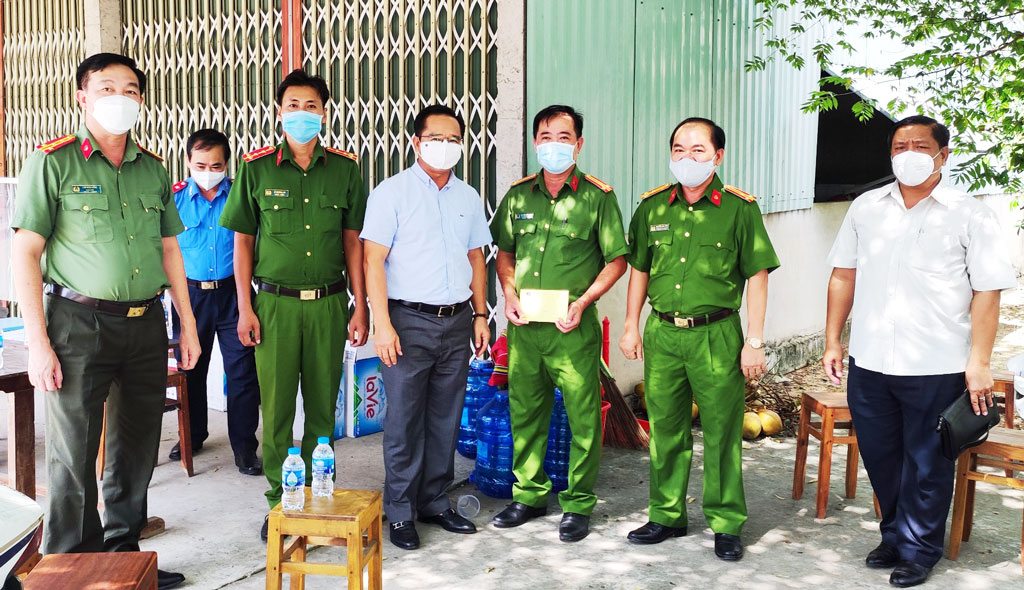 Secretary of Long An Party Committee visits on-duty forces at checkpoints for epidemic prevention and control Secretary of the Provincial Party Committee - Nguyen Van Duoc visits the Covid-19 prevention and control checkpoint in Tan An city