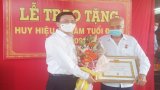 Phó Bí thư Thường trực Tỉnh ủy - Nguyễn Thanh Hải trao Huy hiệu 75 năm tuổi Đảng tại huyện Tân Trụ