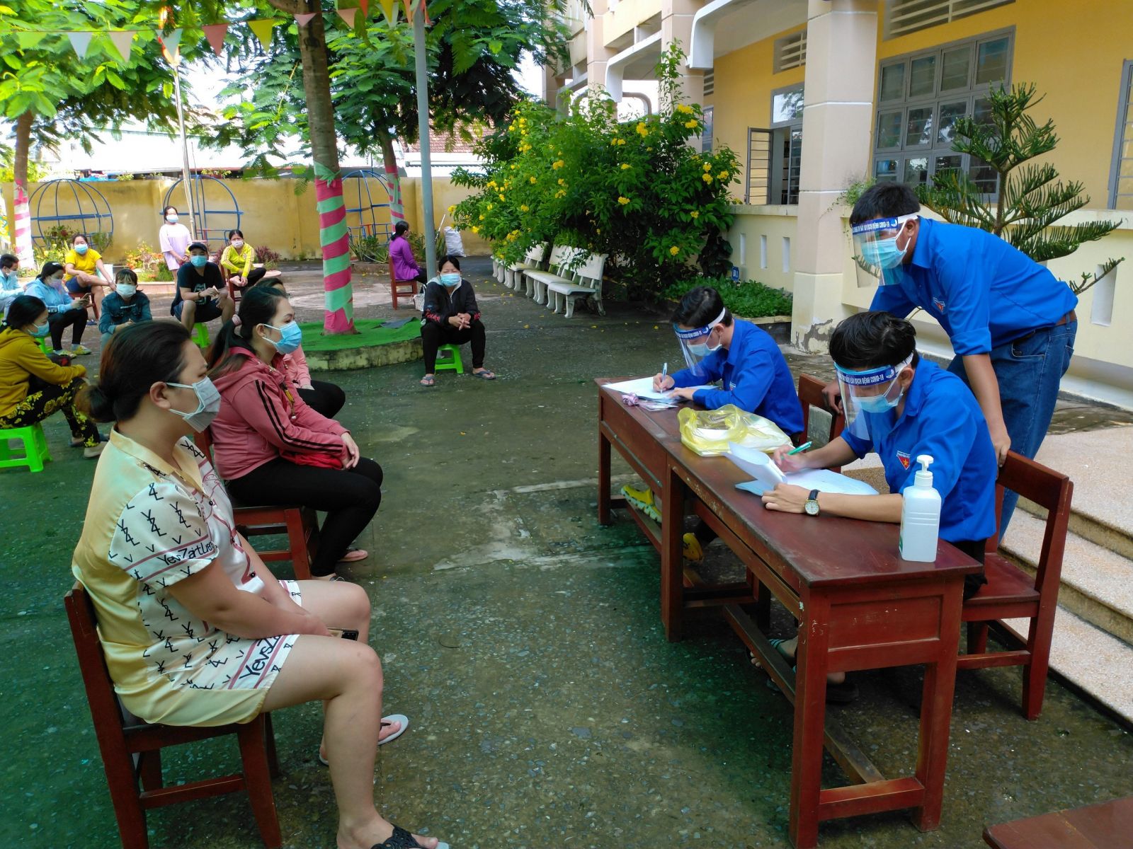 Đoàn viên, thanh niên hỗ trợ test nhanh