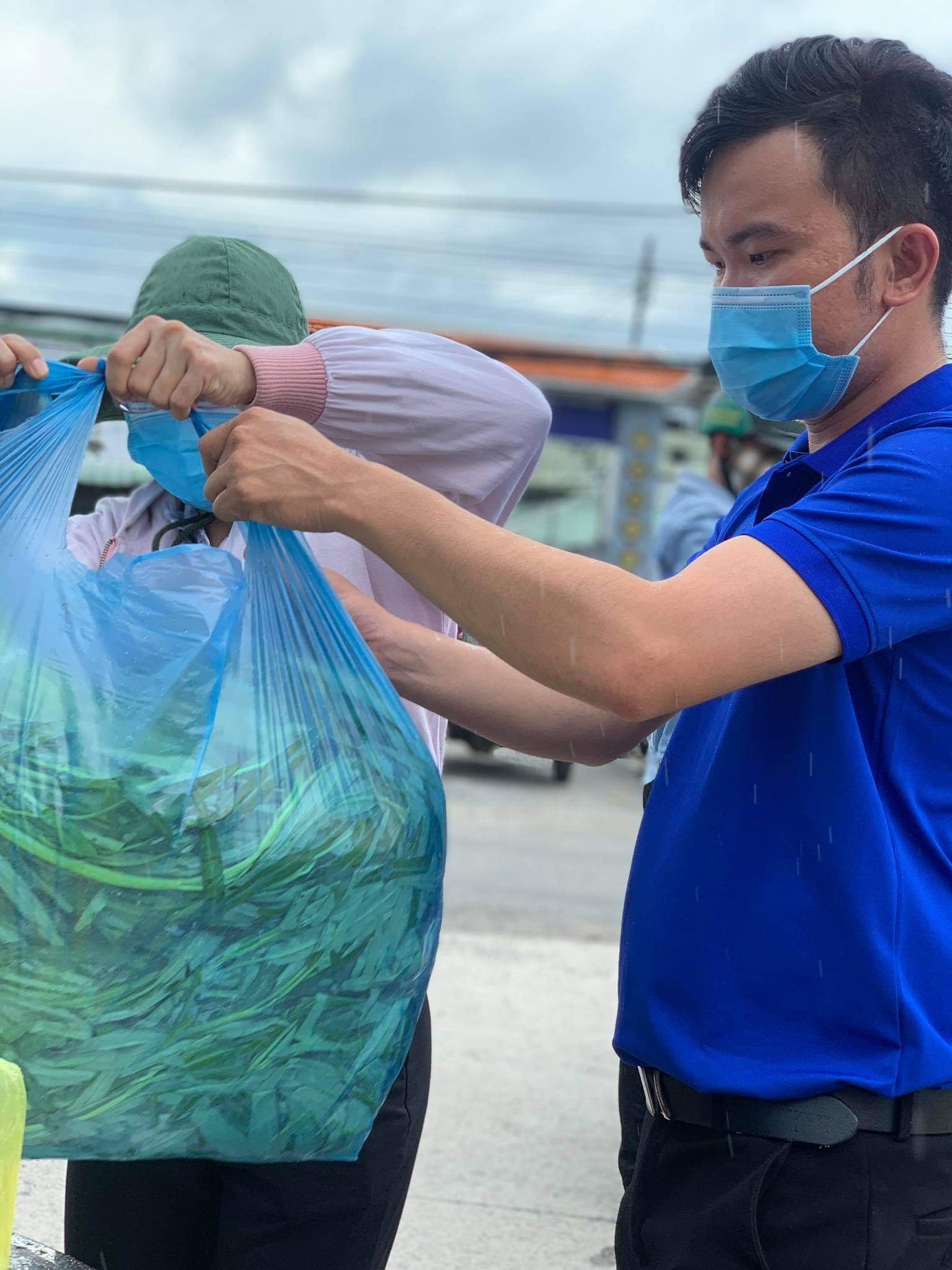 Đoàn viên, thanh niên chuẩn bị rau tặng người dân ở trong khu vực phong tỏa