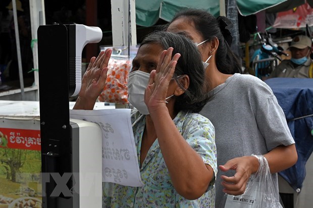 Checking body temperature in Phnom Penh (Photo: AFP)