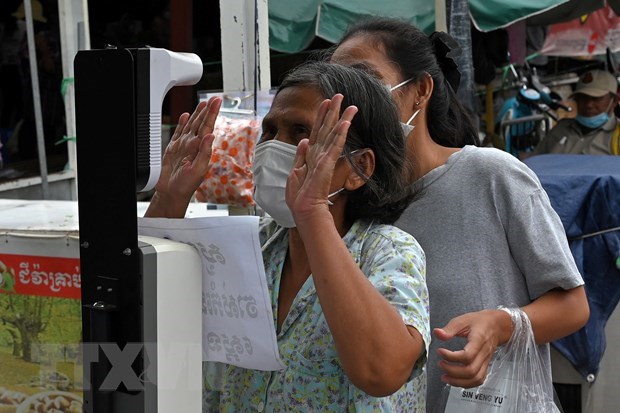 Cambodia suspends entry-exit activities of Vietnamese citizens Checking body temperature in Phnom Penh (Photo: AFP)