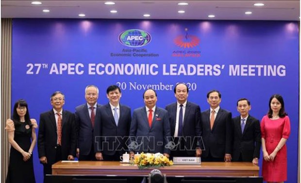 Then Prime Minister Nguyen Xuan Phuc (centre), who is now President of Vietnam, and officials pose for a photo at the virtual 27th APEC Economic Leaders' Meeting on November 20, 2020 (Photo: VNA)