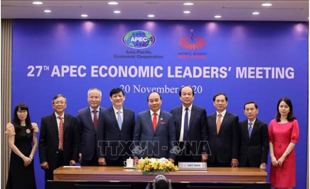 President’s attendance at APEC leaders’ meeting holds great significance: official Then Prime Minister Nguyen Xuan Phuc (centre), who is now President of Vietnam, and officials pose for a photo at the virtual 27th APEC Economic Leaders' Meeting on November 20, 2020 (Photo: VNA)