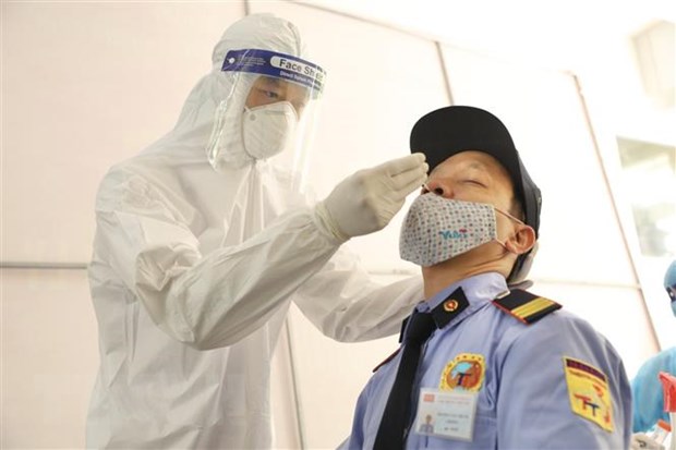 Nhân viên y tế phường Thượng Đình (quận Thanh Xuân, Hà Nội) lấy mẫu xét nghiệm cho người có nguy cơ cao trên địa bàn. (Ảnh: Minh Quyết/TTXVN)
