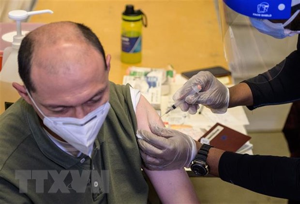 Tiêm vaccine ngừa COVID-19 cho người dân tại New York, Mỹ. (Ảnh: AFP/TTXVN)