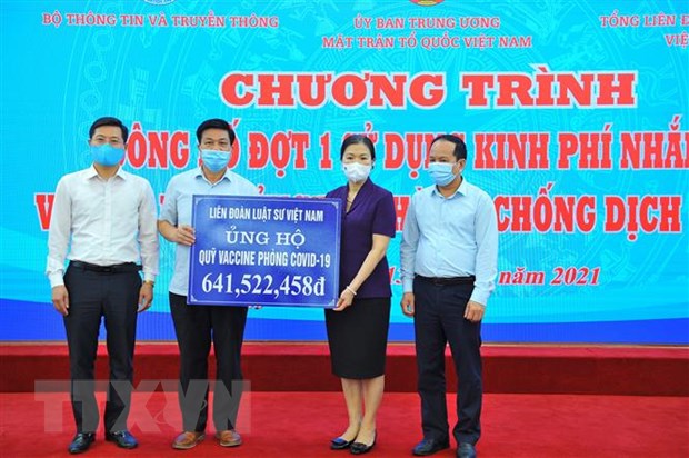 Liên đoàn Luật sư Việt Nam trao tượng trưng số tiền trên 961 triệu đồng ủng hộ Quỹ vaccine phòng COVID-19. (Ảnh: Minh Đức/TTXVN)