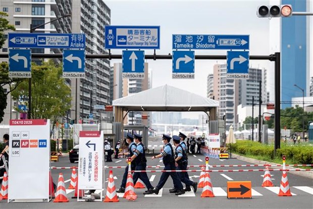 Quang cảnh bên ngoài một lối vào làng Olympic ở Tokyo (Nhật Bản), nơi các vận động viên cư trú, luyện tập trong thời gian diễn ra Olympics Tokyo 2020. (Ảnh: AFP/TTXVN)