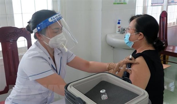 Cuộc chiến quyết liệt chống biến thể Delta ở khu vực Đông Nam Á Nhân viên y tế tiêm vaccine phòng COVID-19 cho người dân Phú Yên. (Ảnh: Xuân Triệu/TTXVN)