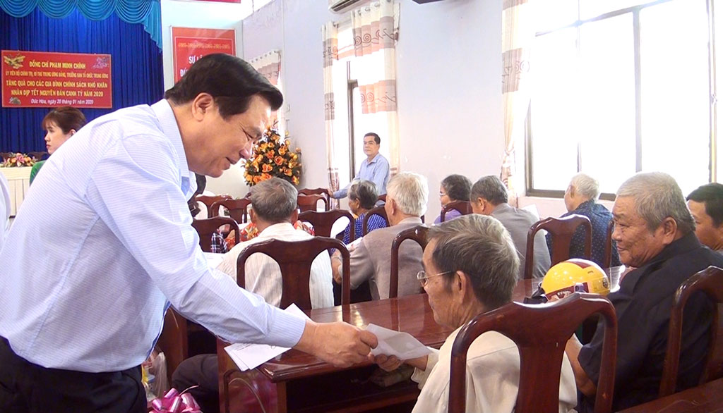 Nguyên Bí thư Tỉnh ủy - Phạm Văn Rạnh tặng quà cho các gia đình chính sách ở huyện Đức Hòa (Ảnh TL)