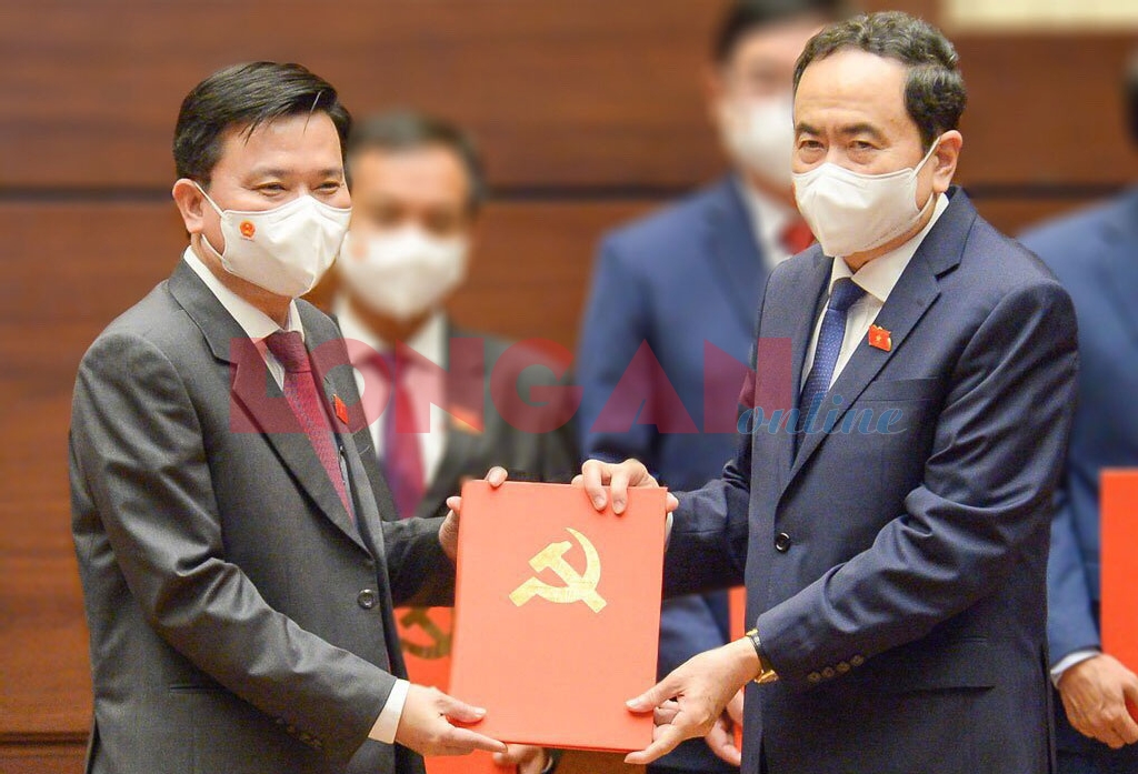 Mr. Nguyen Thanh Hai holds position as Head of XVth National Assembly Delegation of Long An province Standing Vice Chairman of the NA - Tran Thanh Man hands over the Resolution approving the Head of the XVth Long An NA Delegation to Mr. Nguyen Thanh Hai