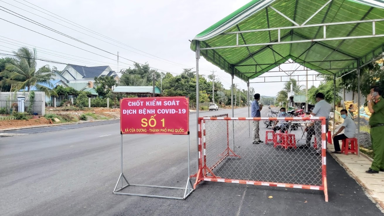 Phú Quốc tăng cường các chốt phòng dịch tại khu vực giáp ranh giữa các xã. Ảnh: Hoàng Trung