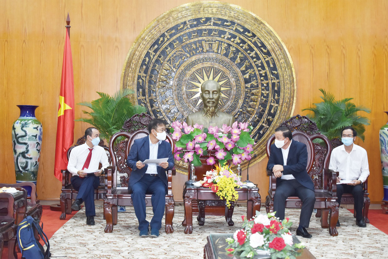 Cống hiến thầm lặng của “cầu nối” ngoại giao Anh Nguyễn Thanh Tiến (bìa phải) phiên dịch tại sự kiện tỉnh Long An tiếp nhận ủng hộ Quỹ vắc-xin phòng Covid-19 từ Công ty TNHH MTV AJ TOTAL Việt Nam (Ảnh: NVCC)