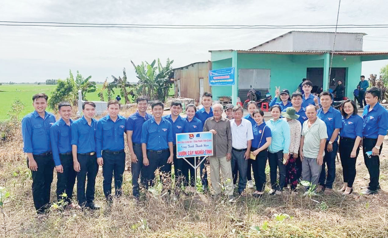 Đoàn Thanh niên xã Bình Hòa Tây phối hợp thực hiện công trình “Vườn cây nghĩa tình” tặng gia đình chính sách (ảnh tư liệu: Đoàn xã Bình Hòa Tây cung cấp)