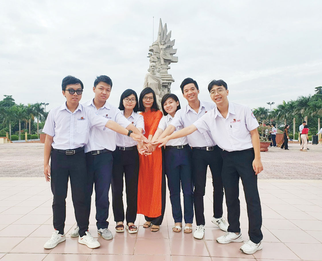 Vươn ra “biển lớn” để trở về phục vụ quê hương Cô Phan Thị Liên và các thành viên đội tuyển học sinh giỏi quốc gia. (Ảnh tư liệu)