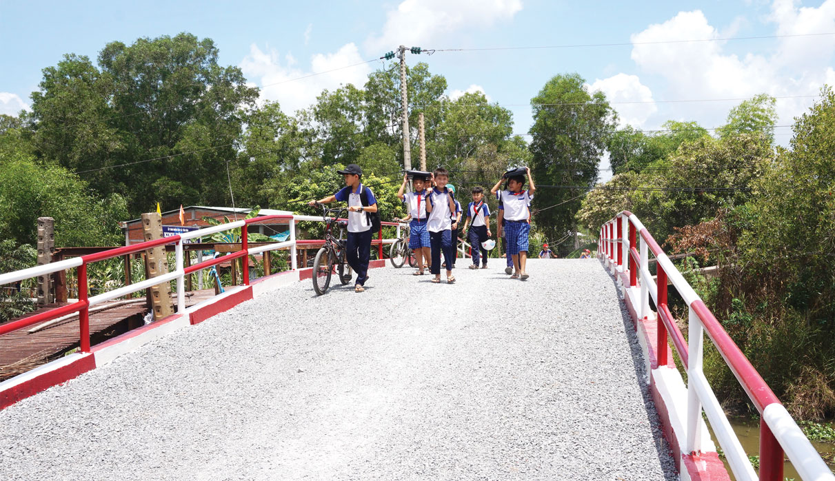Cầu giao thông nông thôn được tài trợ xây dựng kiên cố giúp trẻ em đến trường thuận lợi hơn (ảnh tư liệu)