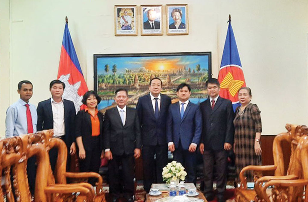 Phó Chủ tịch UBND tỉnh - Nguyễn Minh Lâm chúc mừng năm mới Tổng Lãnh sự quán Vương quốc Campuchia tại TP.HCM  (ảnh tư liệu)