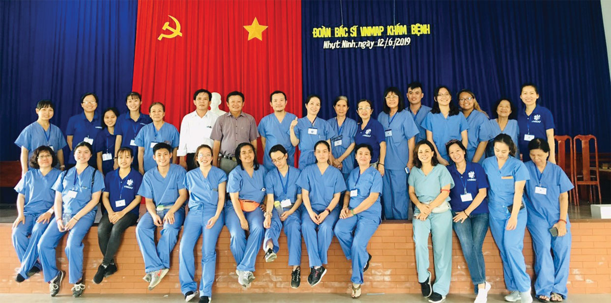 Tổ chức Việt  Nam Medical Assistance Program VNMAP (Hoa Kỳ) khám, chữa bệnh tại xã Lạc Tấn và xã Nhựt Ninh, huyện Tân Trụ. (ảnh tư liệu)