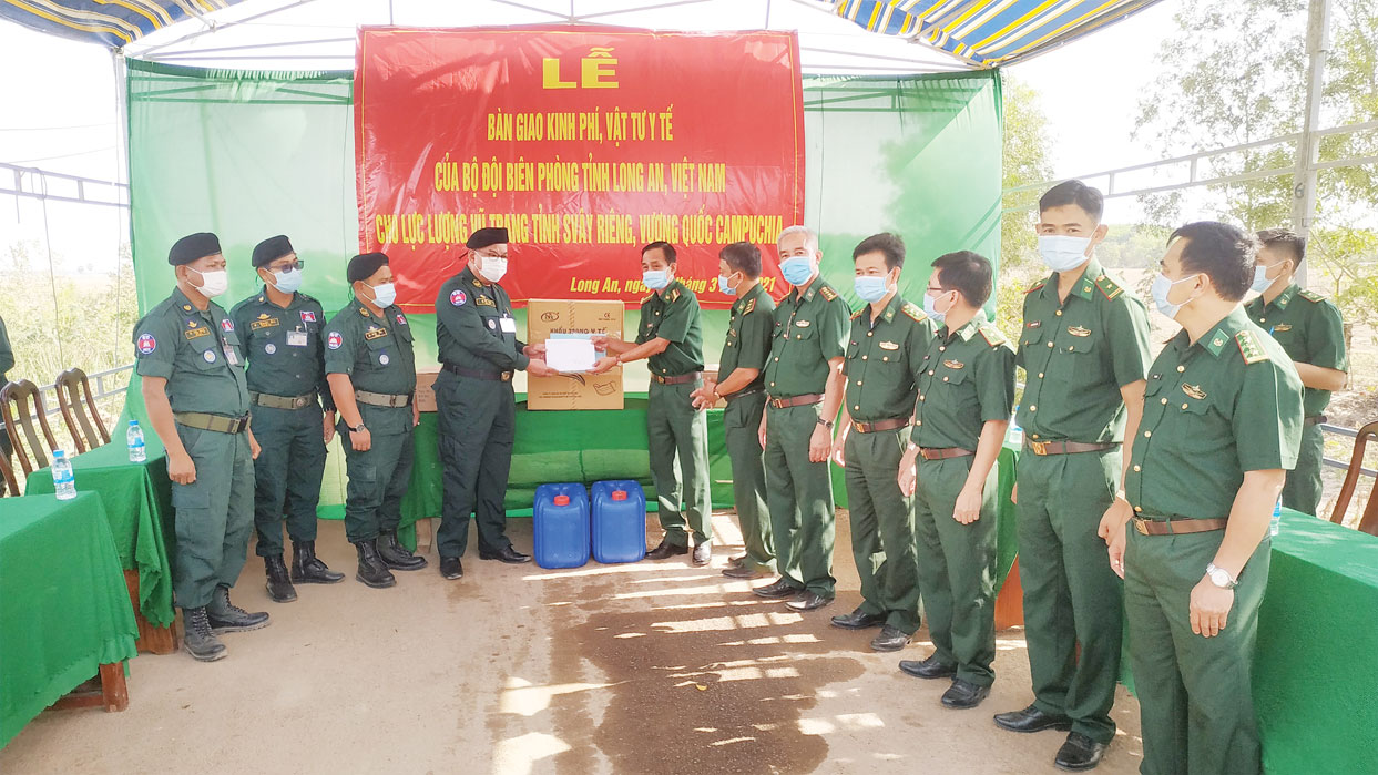 Bộ Chỉ huy Bộ đội Biên phòng tỉnh trao kinh phí, vật tư y tế cho  lực lượng vũ trang tỉnh Svay Rieng, Campuchia