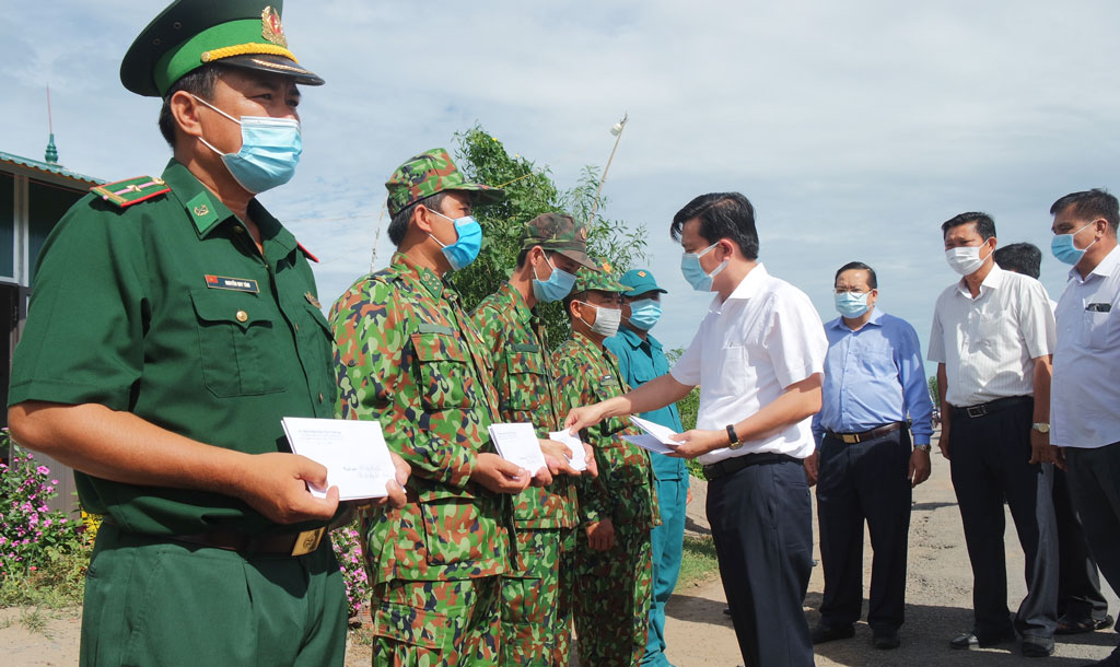 Phó Bí thư Thường trực Tỉnh ủy - Nguyễn Thanh Hải trao quà, động viên lực lượng phòng, chống dịch Covid-19 trên tuyến biên giới