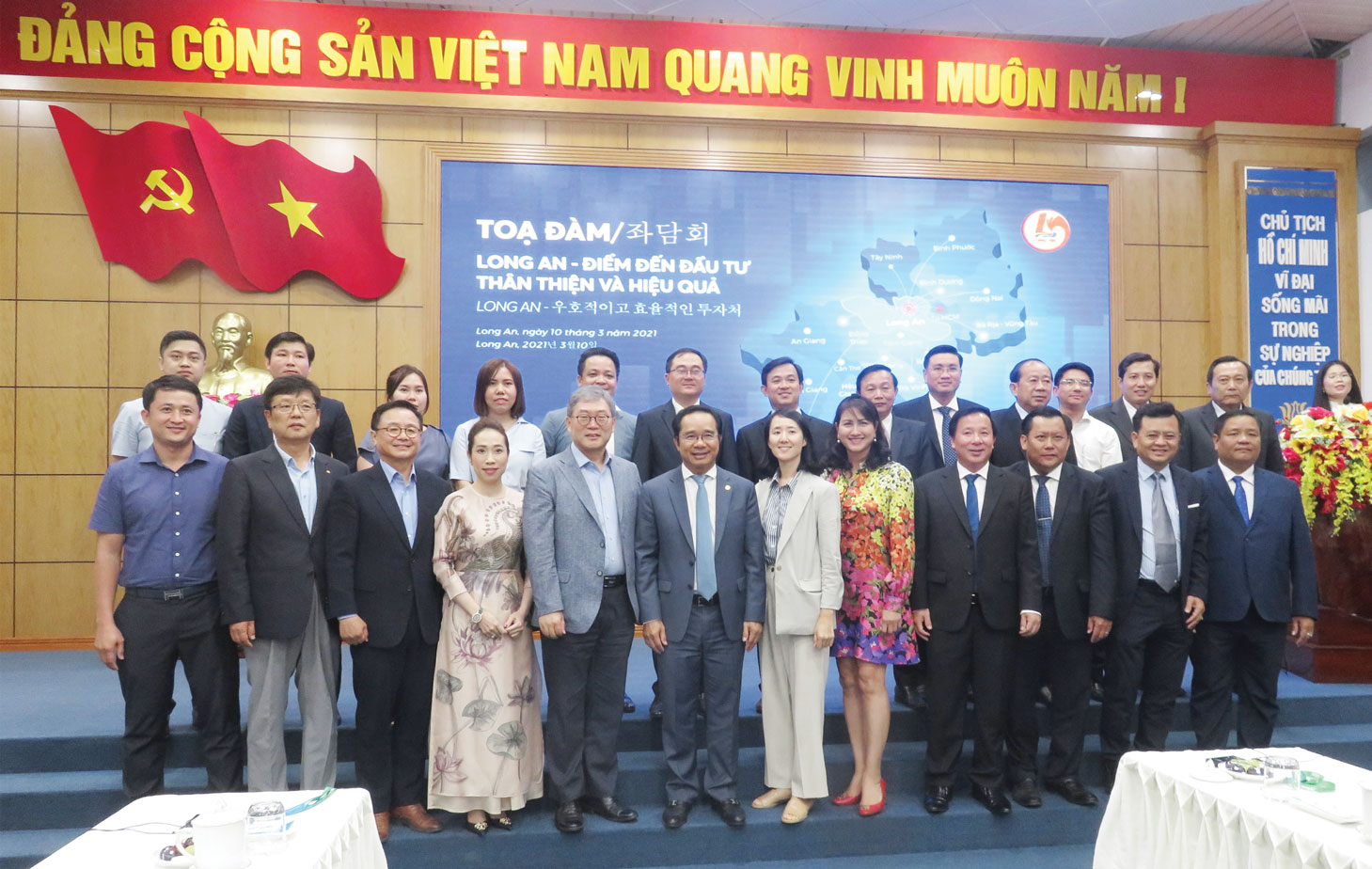 Lãnh đạo tỉnh chụp ảnh lưu niệm với lãnh đạo Saigontel, doanh nghiệp Hàn Quốc trong buổi tọa đàm: Long An - Điểm đến đầu tư thân thiện và hiệu quả. (Ảnh tư liệu)