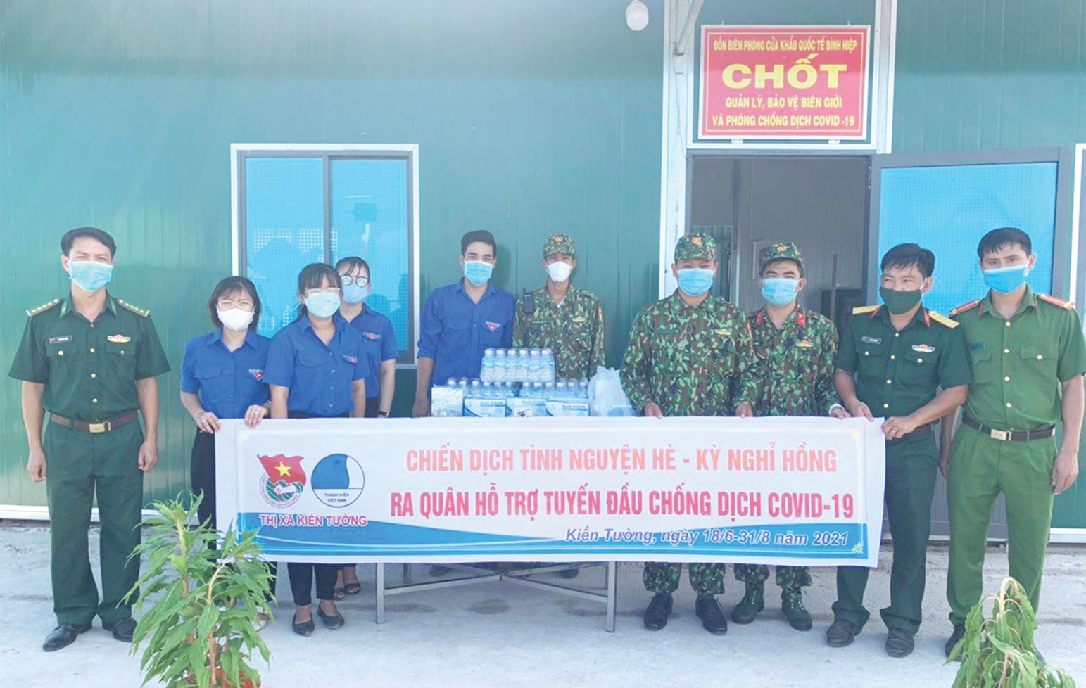 Ấm tình quân - dân trong mùa dịch Các ngành, đoàn thể thăm, tặng quà lực lượng làm nhiệm vụ trên tuyến biên giới