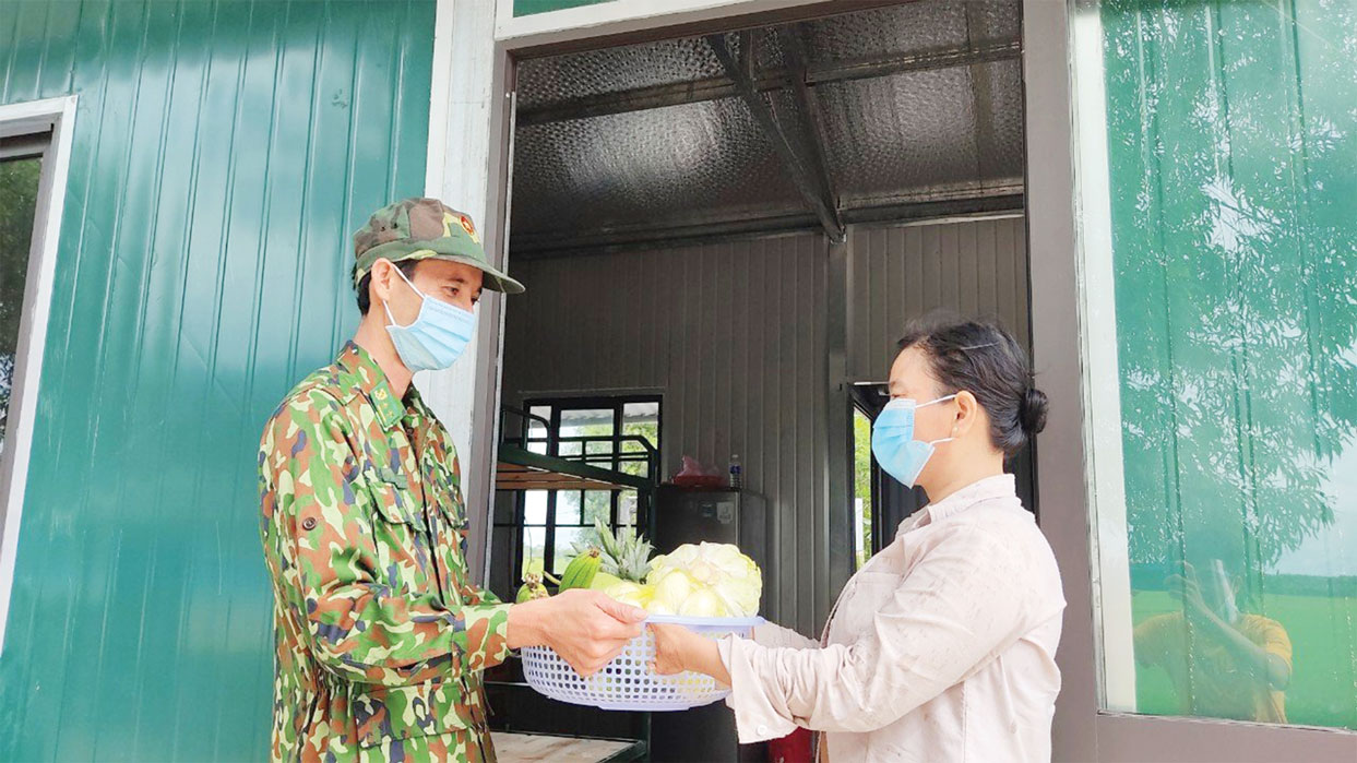 Người dân địa phương tặng lương thực, thực phẩm cho cán bộ, chiến sĩ tại các chốt kiểm soát phòng, chống dịch