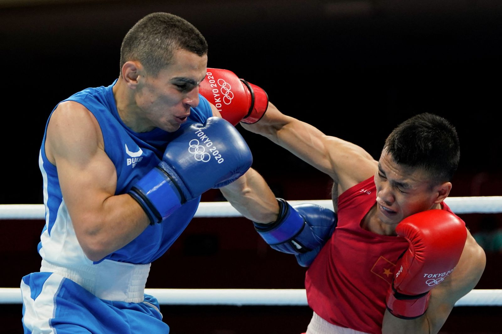 Văn Đương (phải) giành chiến thắng ấn tượng ngay lần đầu tham dự Olympic. AFP