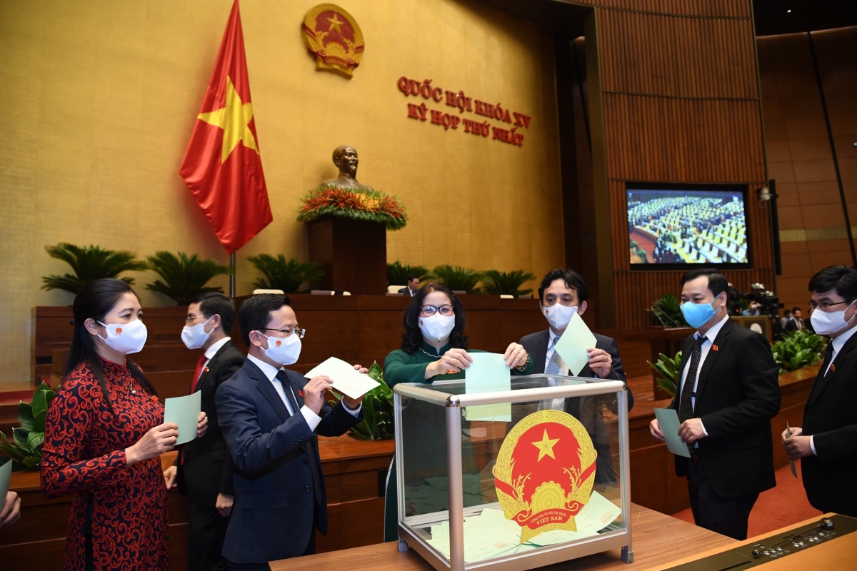 Hôm nay, Quốc hội xem xét nhân sự Chủ tịch nước nhiệm kỳ mới Đại biểu Quốc hội bỏ phiếu kiện toàn nhân sự tại Kỳ họp thứ nhất. Ảnh: Quốc hội