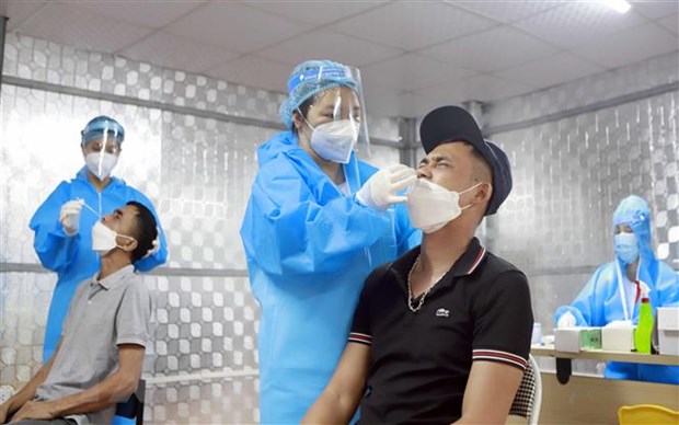 Xét nghiệm sàng lọc COVID-19 cho người dân tại Bệnh viện Hữu nghị Lạc Việt. (Ảnh: Hoàng Hùng/TTXVN)