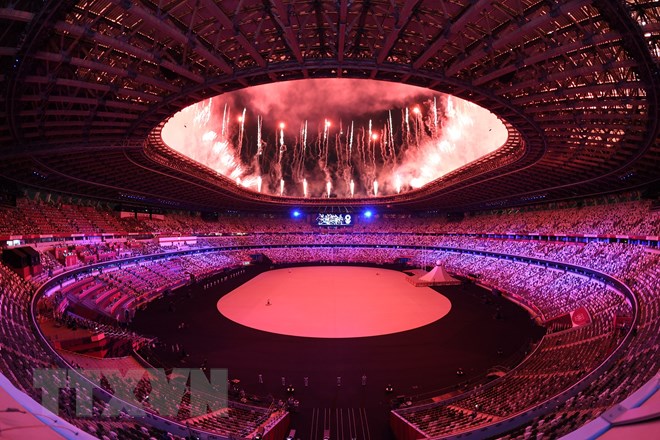 Màn trình diễn pháo hoa tại lễ khai mạc Olympic Tokyo 2020 trên sân vận động Olympic ở thủ đô Tokyo, Nhật Bản, ngày 23/7/2021. (Ảnh: AFP/TTXVN)