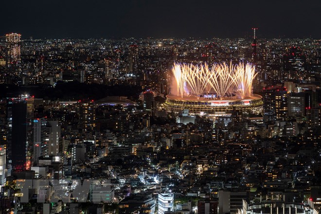 Màn trình diễn pháo hoa tại lễ khai mạc Olympic Tokyo 2020 được nhìn từ bên ngoài sân vận động. (Ảnh: AFP/ TTXVN)