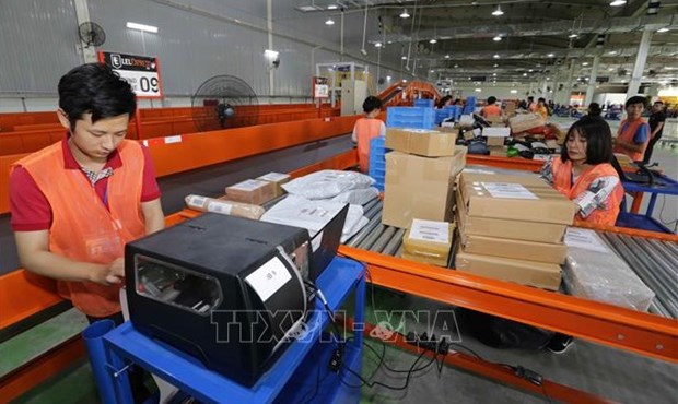 Domestic trade to make up 15 percent of GDP by 2030 Workers of the Lazada e-commerce platform sort goods before delivery (Photo: VNA)