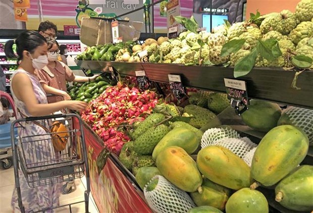 Consumers shop at the Aeon Long Bien supermarket in Hanoi (Photo: VNA)
