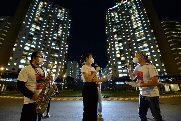 Trần Mạnh Tuấn... đeo khẩu trang thổi saxophone tại sân bệnh viện dã chiến