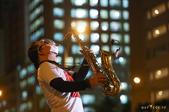 Trần Mạnh Tuấn... đeo khẩu trang thổi saxophone tại sân bệnh viện dã chiến