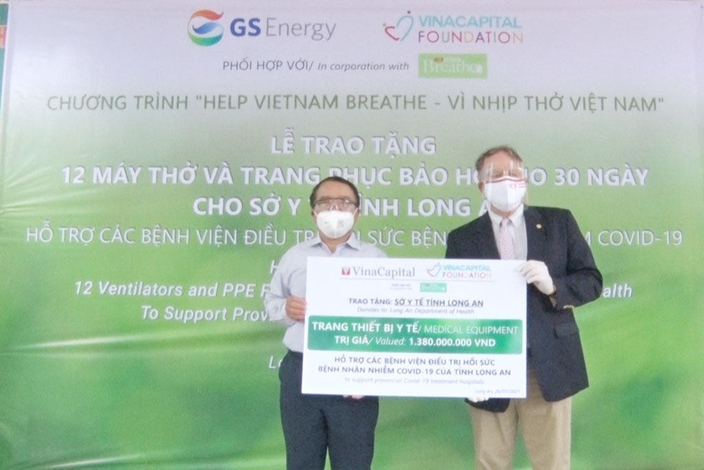 Phó Chủ tịch UBND tỉnh Long An dự lễ tiếp nhận máy thở và dụng cụng y tế tại Bệnh viện Đa khoa khu vực Hậu Nghĩa