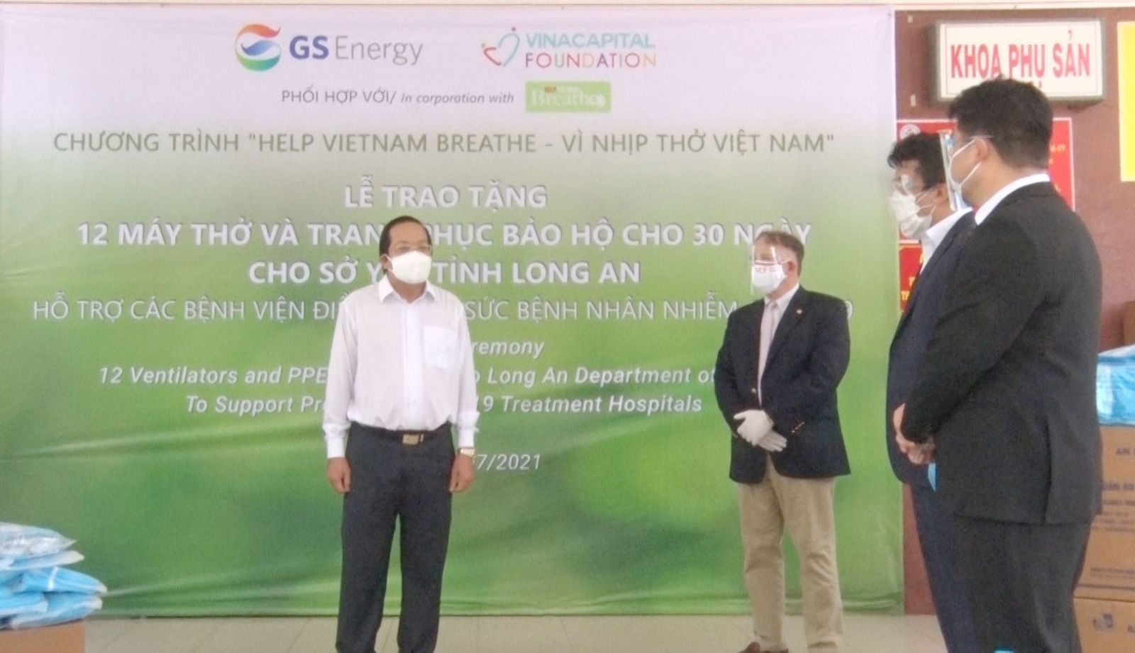 Phó Chủ tịch UBND tỉnh Long An dự lễ tiếp nhận máy thở và dụng cụng y tế tại Bệnh viện Đa khoa khu vực Hậu Nghĩa