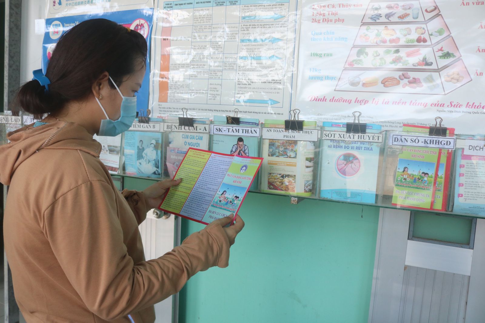 Quan tâm chăm sóc sức khỏe phụ nữ vùng biên giới Qua tuyên truyền, phụ nữ chủ động tìm hiểu các biện pháp chăm sóc sức khỏe bản thân