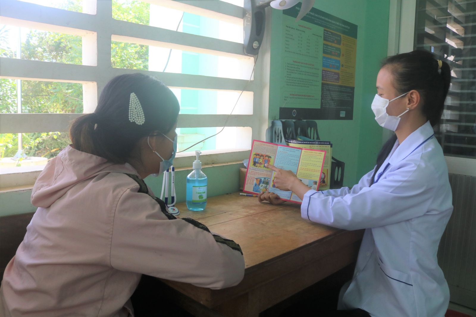 Quan tâm chăm sóc sức khỏe phụ nữ vùng biên giới Tư vấn các dịch vụ chăm sóc sức khỏe sinh sản - kế hoạch hóa gia đình cho phụ nữ