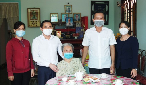 Bí thư Thành ủy Tân An thăm Mẹ Việt Nam Anh hùng nhân ngày 27/7 Bí thư Thành ủy Tân An thăm Mẹ Việt Nam Anh hùng nhân ngày 27/7