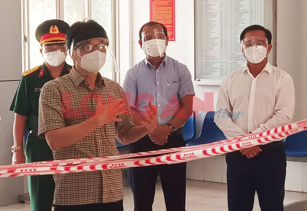 Deputy PM - Vu Duc Dam: Covid-19 treatment actually inspected at the field hospital of Tan Tru district The Secretary of the Provincial Party Committee, Chairman of the Provincial People's Council - Nguyen Van Duoc and leaders of the province and Tan Tru district accompanied the Deputy PM