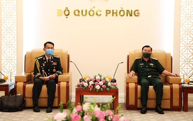 Deputy Minister of National Defence Hoang Xuan Chien (R) and the RoK's outgoing Defence Attaché Ryou Jae-guen at the meeting in Hanoi on July 29 (Photo: qdnd.vn)