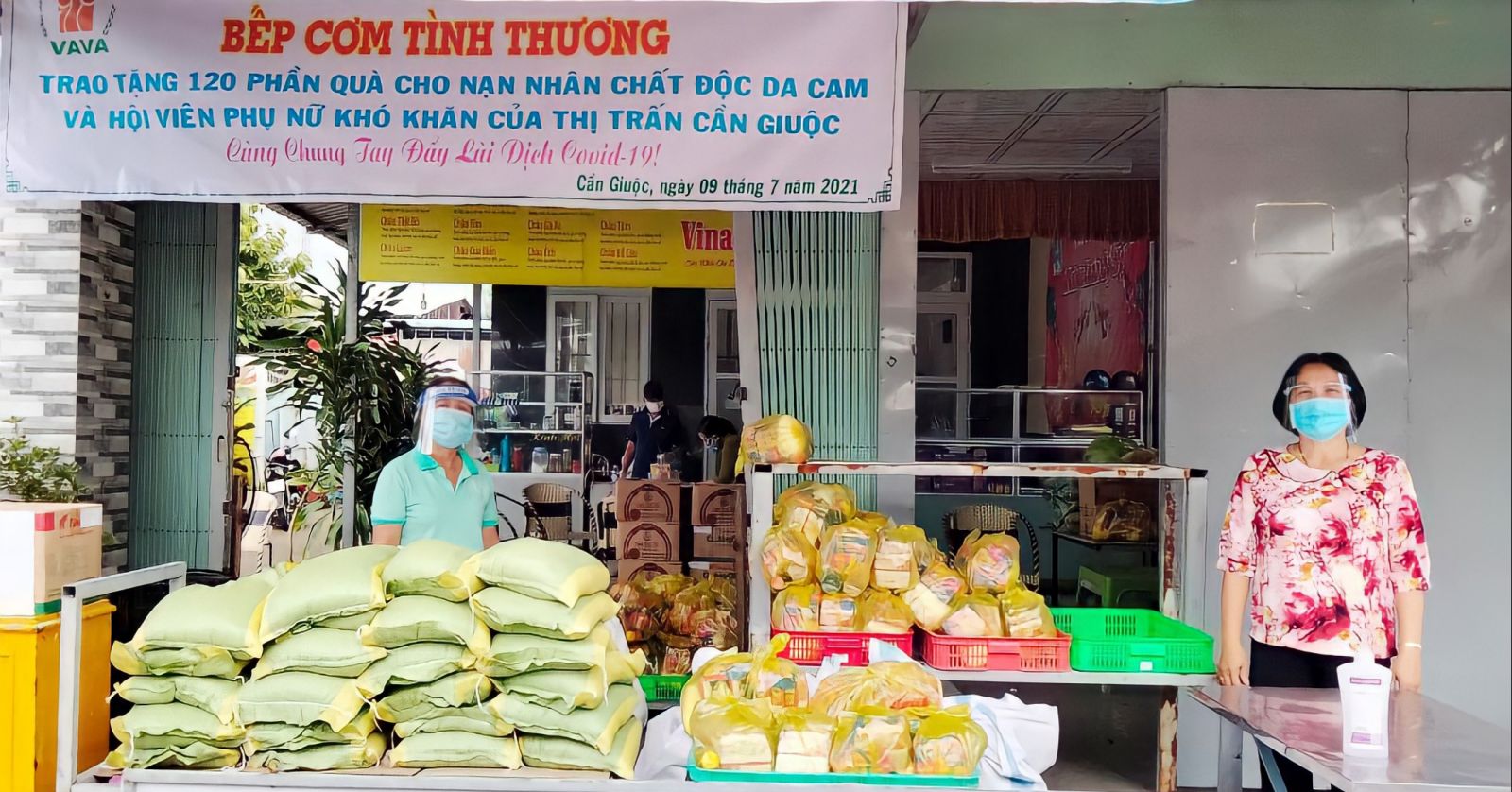 Chị Mai Thị Phú (bìa phải) chuẩn bị nhu yếu phẩm tặng người khó khăn trong mùa dịch