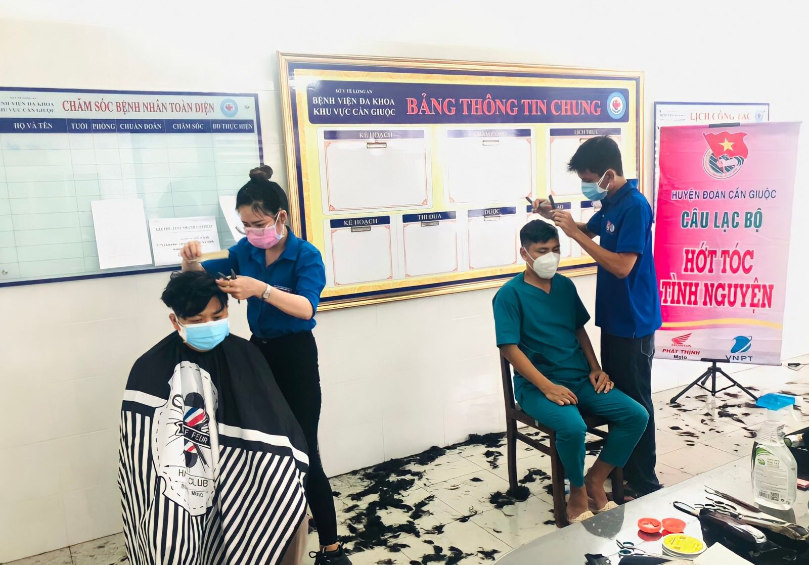 Câu lạc bộ Hớt tóc tình nguyện tổ chức cắt tóc miễn phí cho đội ngũ cán bộ, nhân viên Bệnh viện Đa khoa khu vực Cần Giuộc