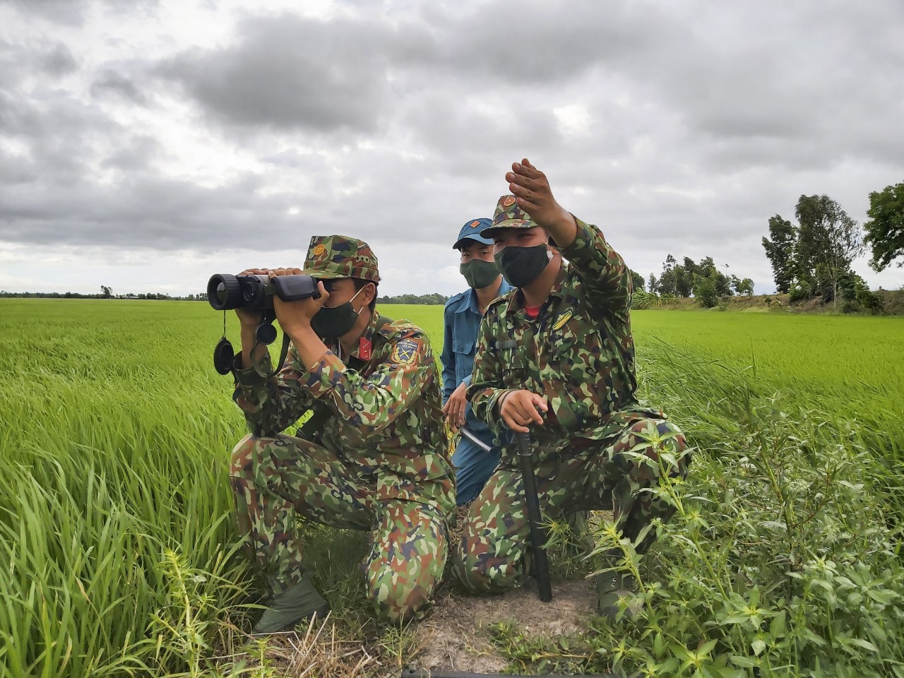Trung úy Lê Minh Nhựt (phía trước bên trái) cùng đồng đội tuần tra, kiểm soát chặt chẽ đường biên