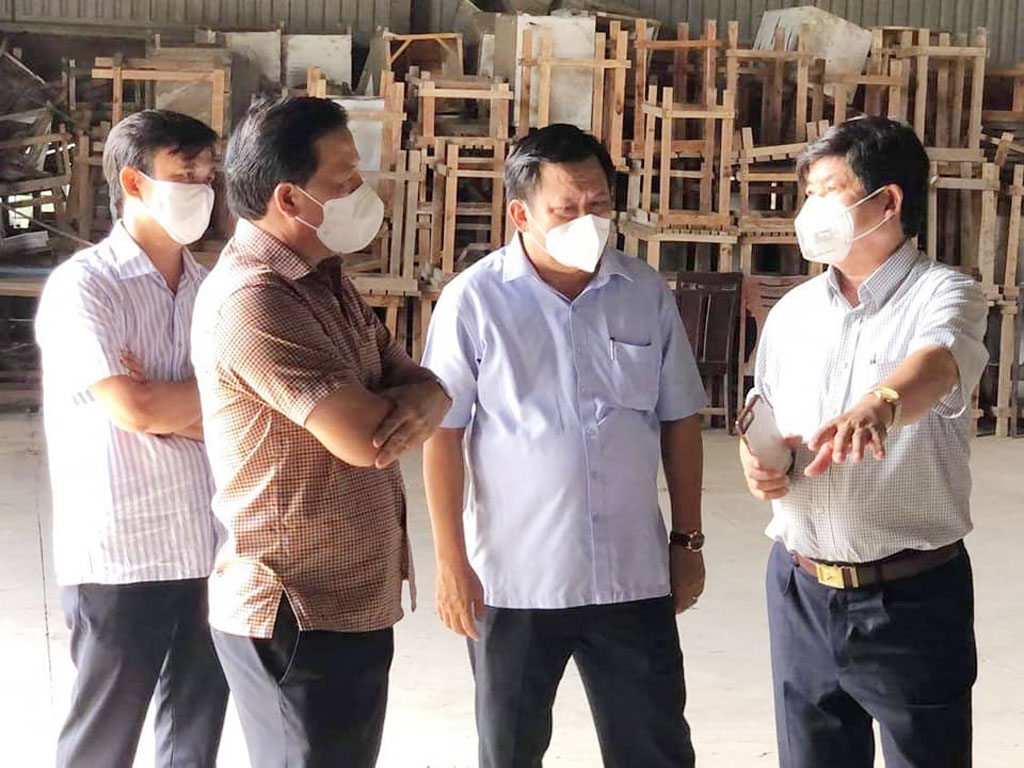 Chairman of the Provincial People's Committee - Nguyen Van Ut (2nd, L) asks the locality to direct the specialized branches to urgently implement the construction and renovation of the areas, isolation rooms, and so on of the field hospital