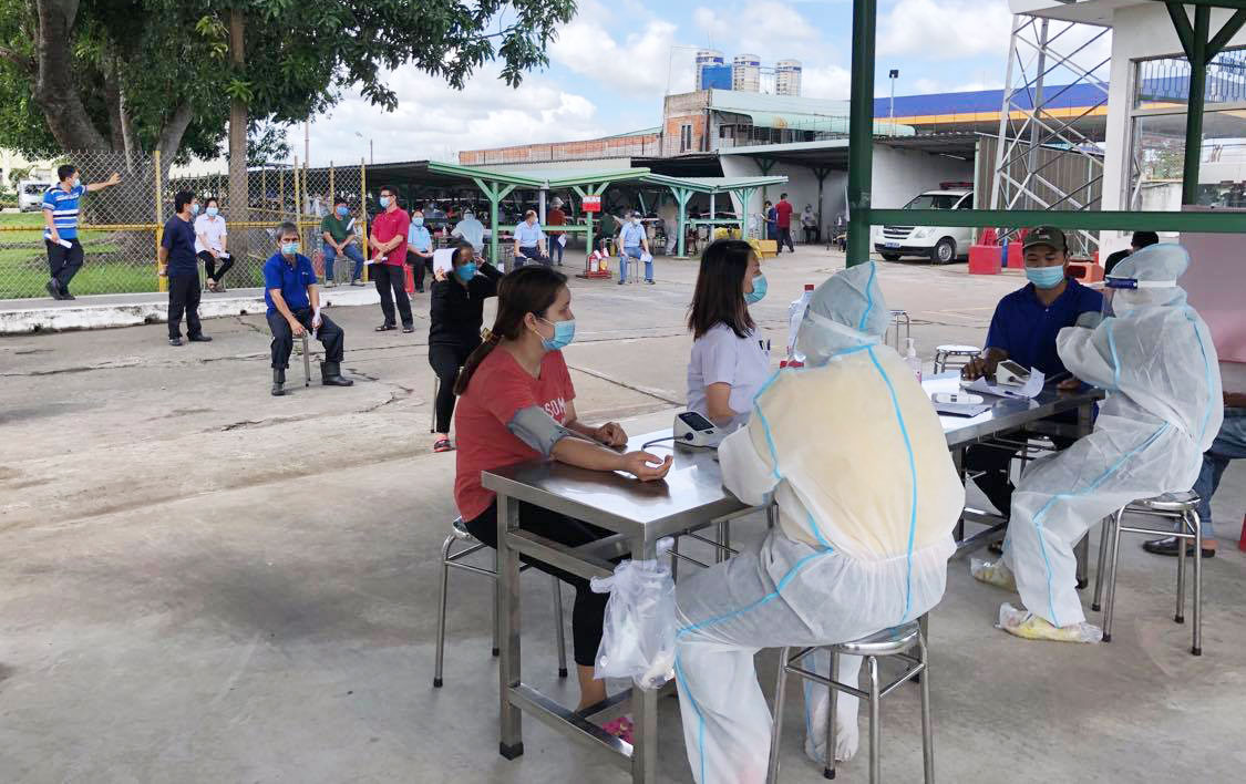 Chairman of Long An People's Committee surveys to construct field hospital The delegation inspects the vaccination situation for workers and employees