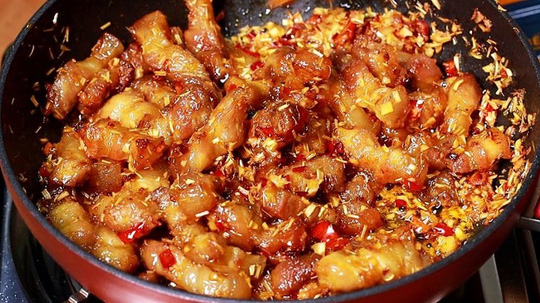 Luộc, kho mãi cũng nhàm, thịt ba chỉ nấu món gì ngon? Ba chỉ xào sả ớt