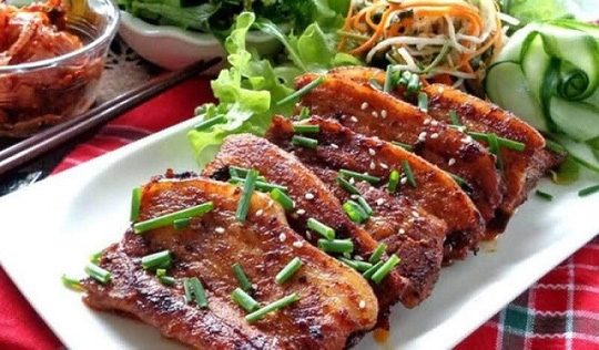 Luộc, kho mãi cũng nhàm, thịt ba chỉ nấu món gì ngon? Thịt ba chỉ nướng hẹ